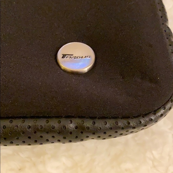 Black Targus Neoprene Laptop Case - Picture 5 of 8